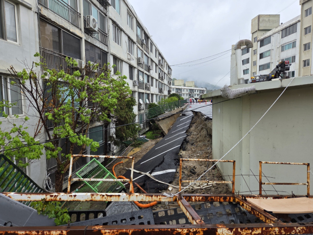 22일 오후 아파트 주차장 옹벽 붕괴 사고가 발생한 경기도 남양주시 화도읍의 한 아파트 단지 주차장 모습. 연합뉴스