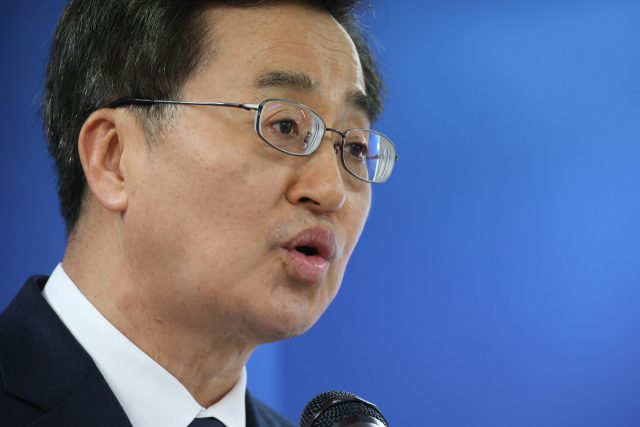 더불어민주당 김동연 대선 경선 후보가 22일 서울 영등포구 여의도 선거 캠프에서 열린 '백팩 메고 TMI' 기자간담회에서 공약 발표를 하고 있다. 연합뉴스