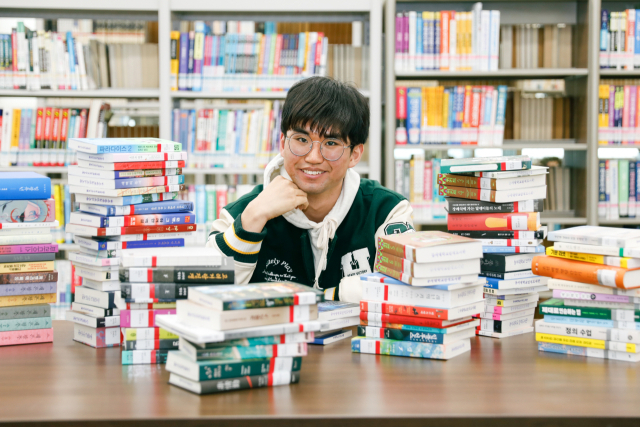 동서대학고 4학년 장윤호 씨가 학내 민석도서관에서 자신의 독서관에 대해 이야기하고 있다. 동서대 제공