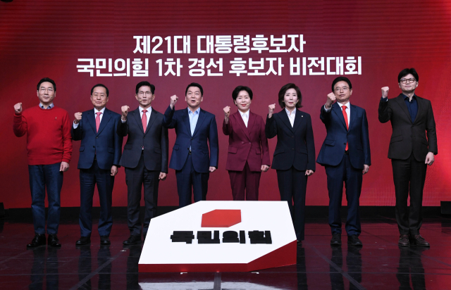 18일 서울 강서구 ASSA아트홀에서 열린 '제21대 대통령후보자 국민의힘 1차 경선 후보자 비전대회' 에 참석한 후보들이 기념촬영 하고 있다. 왼쪽부터 유정복, 홍준표, 김문수, 안철수, 양향자, 나경원, 이철우, 한동훈 후보. 연합뉴스