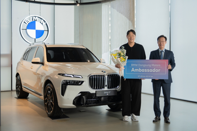 BMW 동성모터스의 ‘2025 럭셔리 클래스 앰버서더’로 선정된 이대호 전 프로야구 선수가 플래그십 SUV(스포츠유틸리티차량) ‘X7’ 옆에서 동성모터스 박상우 부사장과 포즈를 취하고 있다.동성모터스 제공