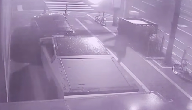 사이버트럭을 발로 차는 A 씨. 병원 스레드 캡처