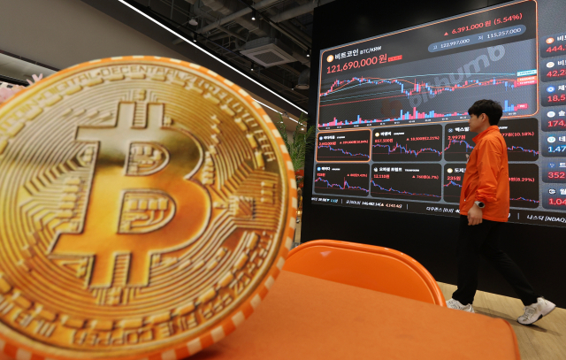국내 성인 절반 이상은 비트코인 등 가상자산을 투자한 경험이 있는 것으로 나타났다. 사진은 서울 서초구 빗썸라운지 전광판에 비트코인 가격이 표시된 모습. 연합뉴스