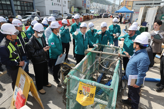 유관기관 관계자들이 도시철도 사상~하단선 공사장 인근의 양수시설을 살펴보고 있다. 정종회 기자 jjh@