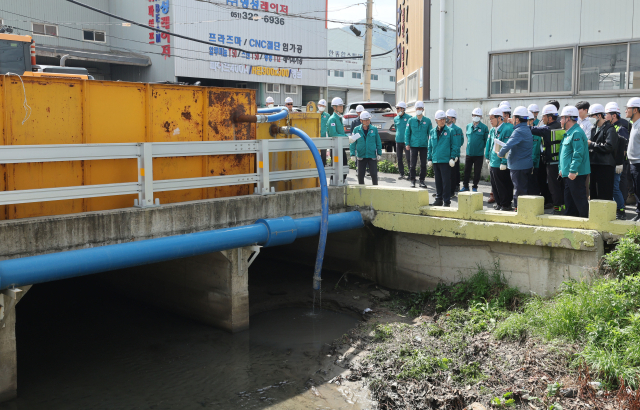 유관기관 관계자들이 공사장 인근의 양수시설을 살펴보고 있다. 정종회 기자 jjh@