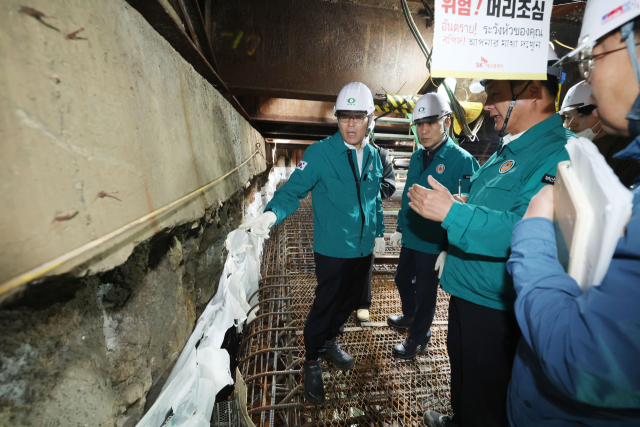 이준승 부산시 행정부시장과 유관기관 관계자들이 사상~하단선 공사장 내부의 흙막이 시설을 살펴보고 있다. 정종회 기자 jjh@