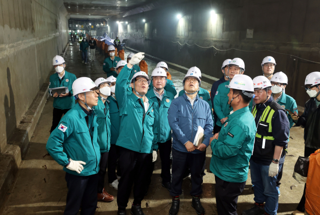 유관기관 관계자들이 도시철도 사상~하단선 공사장 내부 시설을 살펴보고 있다. 정종회 기자 jjh@