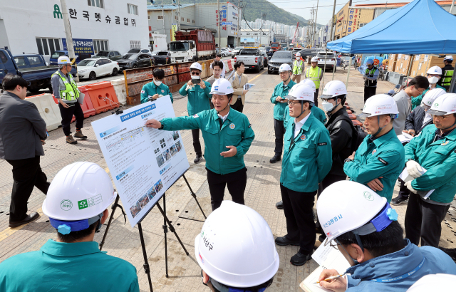 이준승 부산시 행정부시장이 도시철도 공사 현장의 싱크홀 관련 보고를 받고 있다. 정종회 기자 jjh@