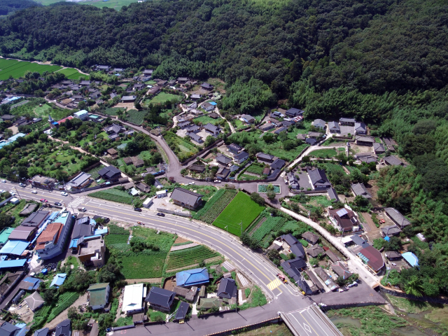 진주시 지수면 승산마을 전경. 국내 대기업 창업주들의 생가와 학교 등이 몰려 있다. 진주시 제공