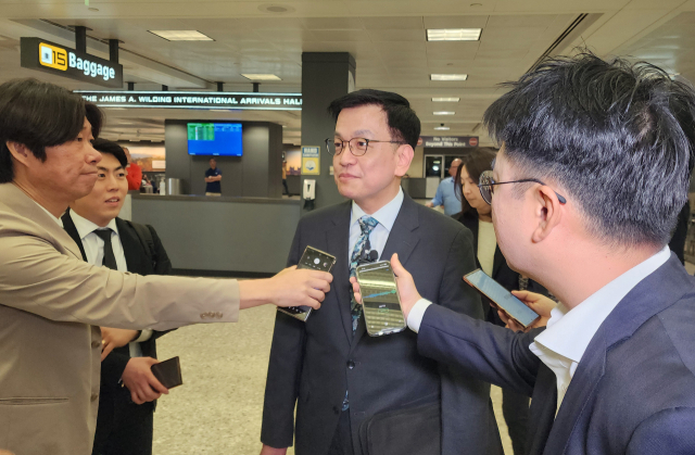 최상목 경제부총리 겸 기획재정부 장관이 미국 도널드 트럼프 행정부와 통상 협의를 하기 위해 23일(현지시간 22일 오전) 미국 워싱턴DC 인근 덜레스 국제공항에 도착해 취재진과 인터뷰하고 있다. 연합뉴스