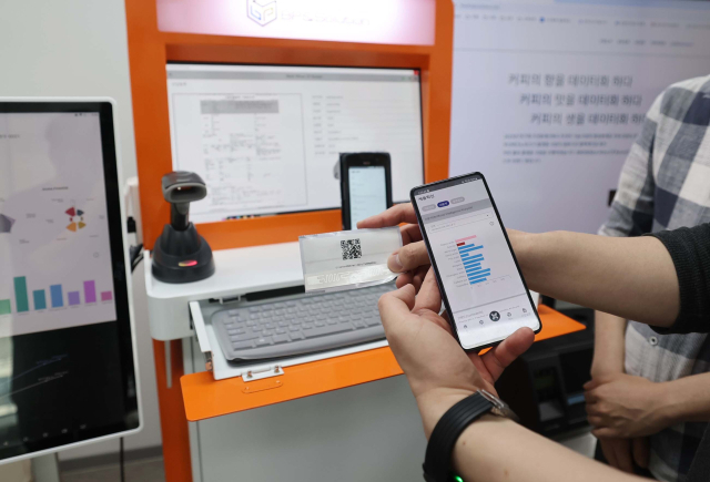 부산 남구 (주)비피앤솔류션 사무실에서 블록체인 기반 커피 이력 추적 시스템 시연이 진행되고 있다. 이재찬 기자 chan@