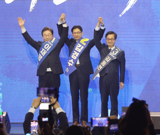 이재명(왼쪽부터), 김경수, 김동연 더불어민주당 대선 경선 후보들이 20일 울산시 울주군 울산전시컨벤션센터에서 열린 '제21 대통령선거 후보자 선출을 위한 영남권 합동연설회'에서 인사하고 있다. 연합뉴스