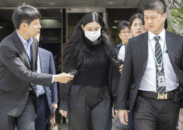 조국혁신당 조국 전 대표 딸 조민 씨가 23일 서울 서초구 서울중앙지법에서 열린 항소심 선고 공판을 마친 뒤 법원 청사를 떠나고 있다. 연합뉴스