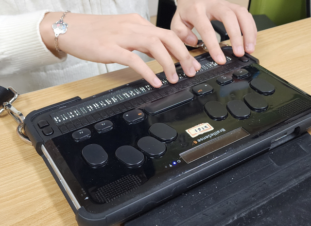 박은설 양이 점자정보단말기 ‘한소네’를 이용하고 있다.