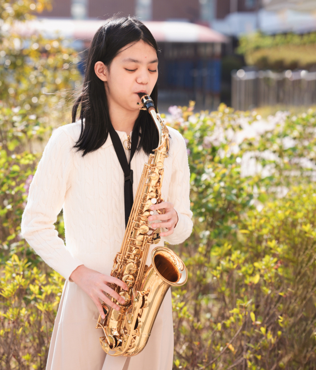 부산 맹학교 박은설 양이 학교 교정에서 색소폰을 연주하고 있다. 정대현 기자 jhyun@