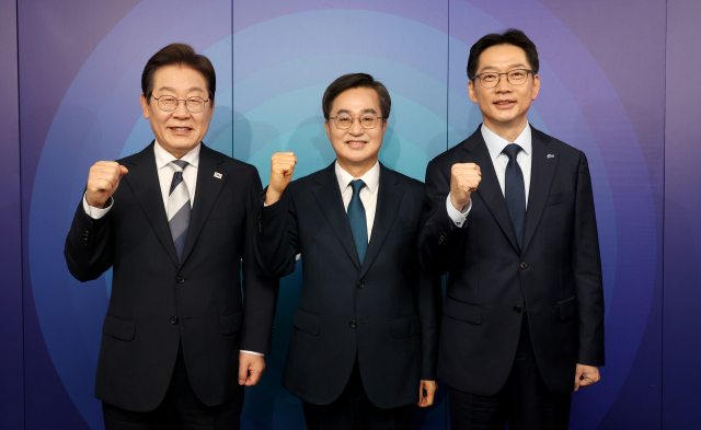 더불어민주당 이재명(왼쪽부터), 김동연, 김경수 대선 경선 후보가 23일 서울 여의도 오마이TV 스튜디오에서 열린 오마이TV 초청 토론회 시작에 앞서 기념 촬영하고 있다. 연합뉴스