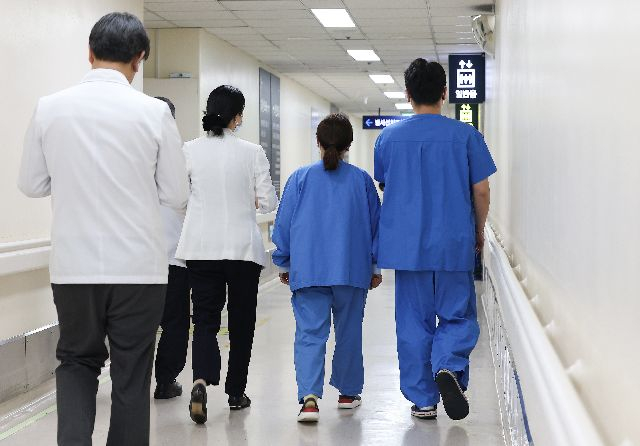 의정 갈등으로 의료 현장은 여전히 혼란스럽다. 의사의 본질과 한국 의료시스템의 한계를 지적하는 <의사란 무엇인가>가 출간됐다. 연합뉴스