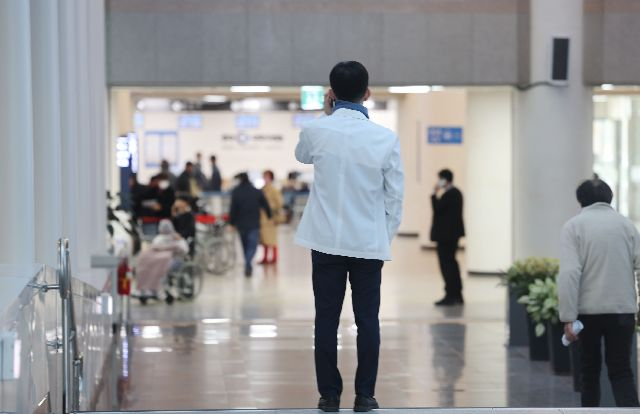 의정 갈등으로 의료 현장은 여전히 혼란스럽다. 의사의 본질과 한국 의료시스템의 한계를 지적하는 <의사란 무엇인가>가 출간됐다. 부산일보DB