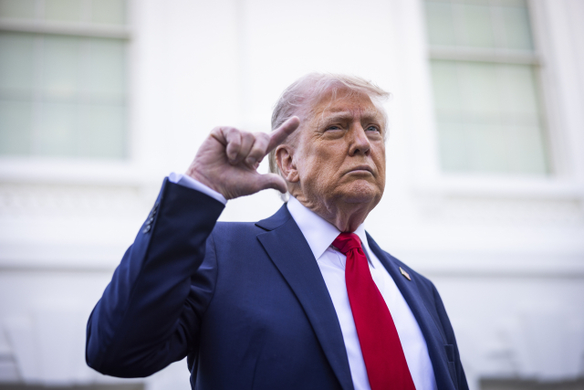 도널드 트럼프 미국 대통령이 23일(현지시간) 워싱턴 DC의 노스 론에 깜짝 등장한 후 언론에 짧게 연설하고 있다. 트럼프 대통령은 관세와 교황의 장례식 참석을 위한 로마 방문에 대해서도 이야기했다. EPA 연합뉴스