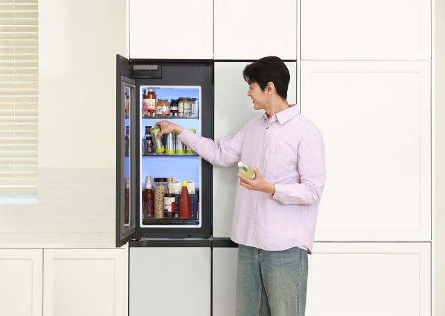 ‘푸드 쇼케이스’ 도어를 적용한 삼성전자의 ‘비스포크 AI 하이브리드 키친핏 맥스’ 냉장고.삼성전자 제공