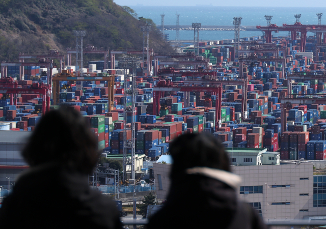 올해 1분기(1∼3월) 한국 경제가 건설·설비투자와 민간소비 등 내수 부진 속에 전 분기보다 뒷걸음쳤다. 부산항 부두에 컨테이너가 쌓여 있다. 연합뉴스