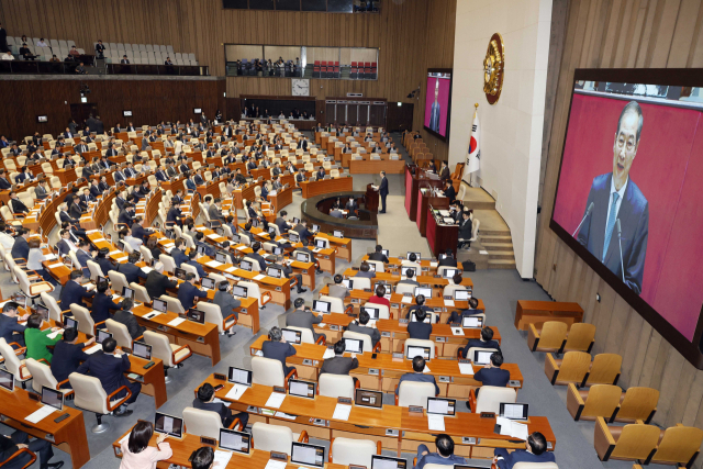 한덕수 대통령 권한대행 국무총리가 24일 서울 여의도 국회 본회의장에서 추가경정예산안 시정연설을 하고 있다. 정부가 예산안을 국회에 제출할 때 하는 시정연설을 대통령 권한대행이 하는 것은 1979년 11월 당시 권한대행이던 최규하 전 대통령 이후 46년 만이다. 연합뉴스