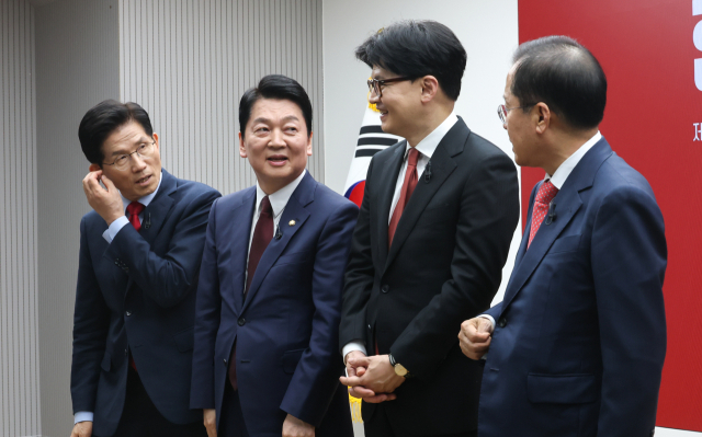 지난 23일 서울 여의도 국민의힘 중앙당사에서 열린 2차 경선 토론회 미디어데이에서 국민의힘 김문수(왼쪽부터), 안철수, 한동훈, 홍준표 대선 경선 후보가 대화하고 있다. 연합뉴스