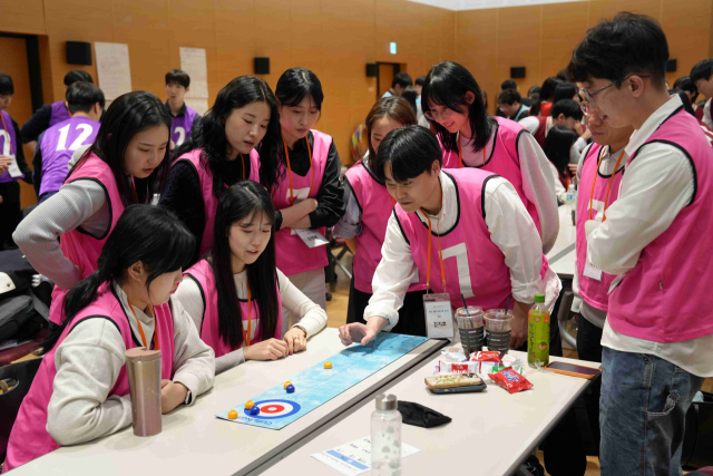 대웅제약 신입 인턴들이 팀빌딩 과제를 진행하고 있다 사진=대웅제약