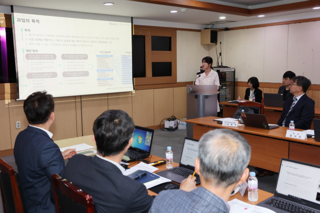 양산시는 24일 소회의실에서 ‘2050 탄소중립녹색성장위원회’를 열어 ‘탄소중립 녹색성장 기본계획’을 심의하고 있다. 양산시 제공