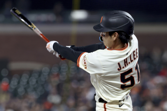 샌프란시스코 이정후가 24일 밀워키전에서 7회말 내야안타를 치고 있다. AP연합뉴스