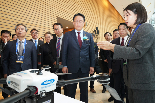 강도형 해양수산부 장관이 지난해 12월 11일 서울 여의도 FKI타워 콘퍼런스센터에서 열린 ‘해양 고정밀 위치정보 서비스 선포식’에서 관련 기술에 대한 설명을 듣고 있다. 해수부 제공