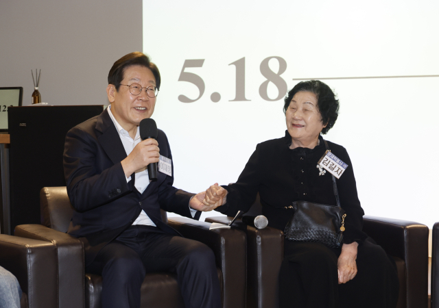 24일 오후 광주 동구 전일빌딩 245에서 더불어민주당 이재명 대선 경선 후보가 '대한민국 민주화를 이끈 시민들'을 주제로 열린 간담회에서 발언하고 있다. 간담회에는 고(故) 문재학 열사의 어머니 김길자 씨, 5·18 유가족 김송희 씨, 강유정 尹파면촉구성명 문화인 등이 참여했다. 연합뉴스