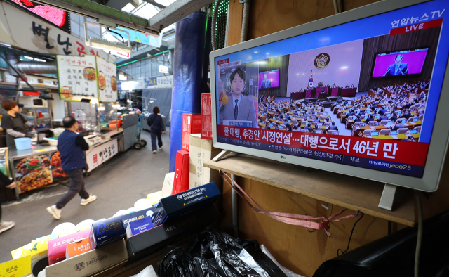 한덕수 대통령 권한대행 국무총리가 국회에서 추가경정예산안 시정연설을 한 24일 서울 강북구 수유전통시장의 한 매장에 설치된 TV에 관련 뉴스가 나오고 있다. 정부가 예산안을 국회에 제출할 때 하는 시정연설을 대통령 권한대행이 하는 것은 1979년 11월 당시 권한대행이던 최규하 전 대통령 이후 46년 만이다. 연합뉴스