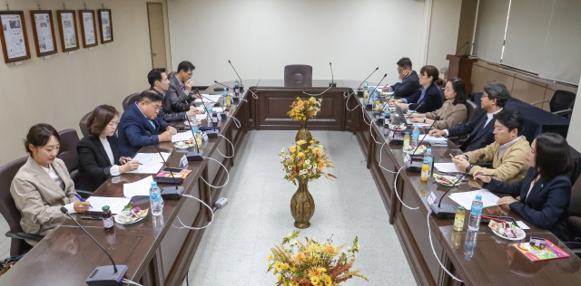 부산일보 제5기 독자위원회 4월 지면평가회의가 23일 오후 부산일보사 회의실에서 열려, 7명의 독자위원이 다양한 의견을 밝히고 있다. 김종진 기자 kjj1761@