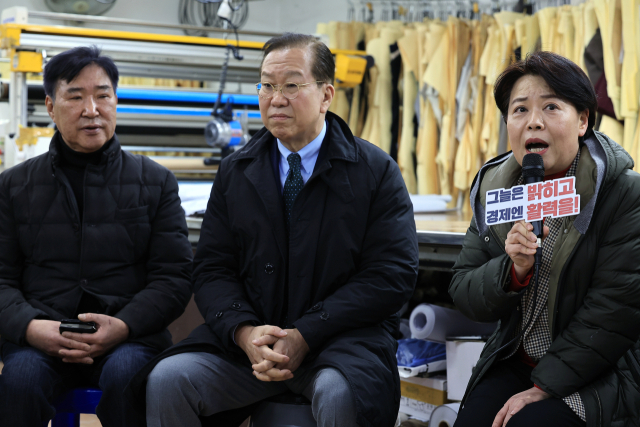 국민의힘 윤희숙 전 의원(오른쪽)이 지난 1월 24일 서울 종로구 창신동 한 봉제 업체에서 열린 경제활력민생특별위원회 영세 사업장 방문 및 현장간담회에서 발언하는 모습. 연합뉴스