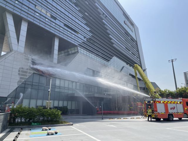 합동 화재 대응훈련에서 동서발전 직원들과 울산 중구 소방서 소방대원들이 초동대응 및 합동 화재진압을 하고 있다. 동서발전 제공