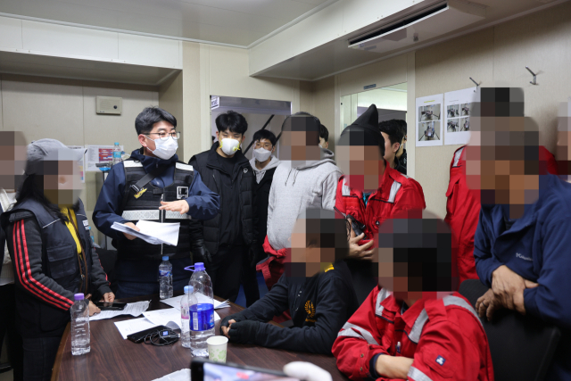 지난 2일 오후 강원 강릉시 옥계항에 정박 중인 한 선박에서 해경 관계자 등이 마약 밀반입 여부 등을 수사하고 있다. 동해해경청과 서울본부세관에 따르면 지난 2일 오전 6시 30분께 벌크선인 A호가 마약 의심 물질을 선박에 싣고 한국으로 입항한다는 미국 FBI의 정보를 입수하고 해경과 세관 90여명을 동원해 옥계항에 입항한 A호를 집중적으로 수색했다. 연합뉴스