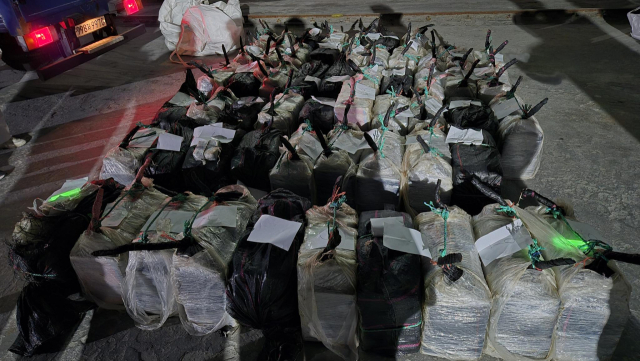 관세청과 해양경찰청은 지난 2일 강릉시 옥계항에 정박한 외국 선박에서 코카인으로 추정되는 대량의 마약을 적발해 조사 중이라고 밝혔다. 합동 검색팀은 선박 기관실 뒤에 마련된 밀실 내부를 집중적으로 수색해 1kg 단위의 코카인 클록 수십개가 들어있는 박스 57개를 발견했다고 말했다. 이는 중량 2t, 시가 1조원 상당으로 6700만명이 동시에 투약할 수 있는 규모다. 연합뉴스