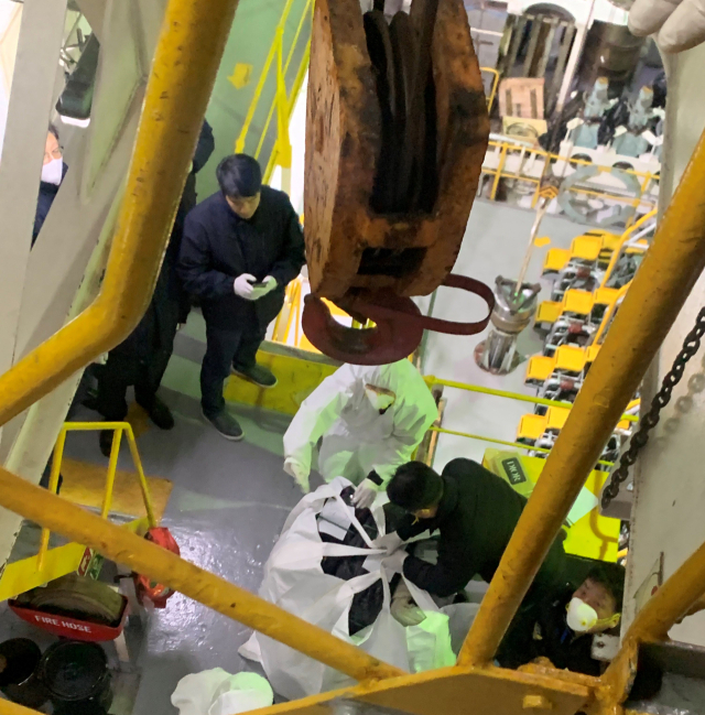 관세청과 해양경찰청은 지난 2일 강릉시 옥계항에 정박한 외국 선박에서 코카인으로 추정되는 대량의 마약을 적발해 조사 중이라고 밝혔다. 합동 검색팀은 선박 기관실 뒤에 마련된 밀실 내부를 집중적으로 수색해 1kg 단위의 코카인 클록 수십개가 들어있는 박스 57개를 발견했다고 말했다. 이는 중량 2t, 시가 1조원 상당으로 6700만명이 동시에 투약할 수 있는 규모다. 연합뉴스