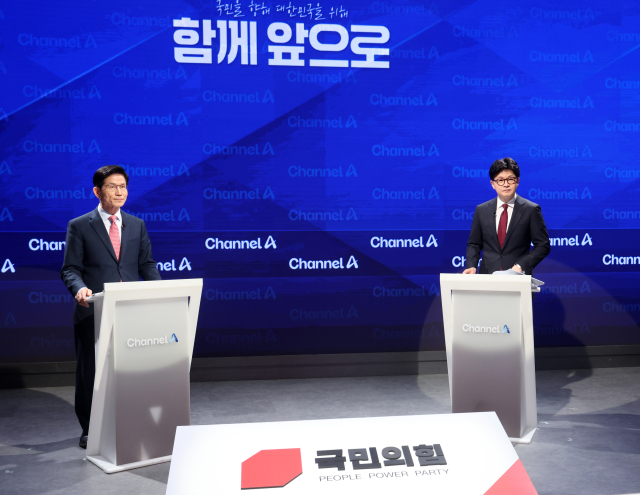 24일 서울 종로구 동아미디어센터 채널A 오픈스튜디오에서 국민의힘 대선 2차 경선 진출자인 김문수(왼쪽), 한동훈 후보가 토론을 준비하고 있다. 연합뉴스