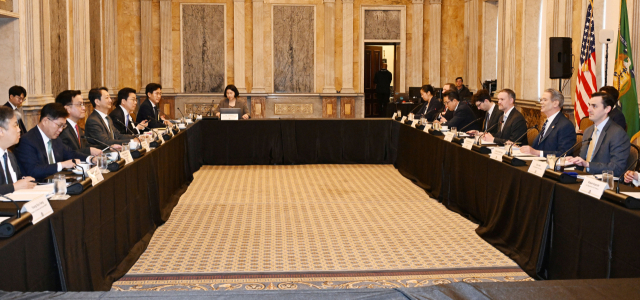 주요 20개국(G20) 재무장관회의 및 국제통화금융위원회(IMFC)'에 참석차 미국 워싱턴D.C를 방문중인 최상목 부총리 겸 기획재정부 장관이 안덕근 산업통상자원부 장관과 함께 24일(현지시간) 미국 워싱턴 DC 재무부에서 열린 '한-미 2+2 통상협의(Trade Consultation)'를　시작하고　있다. 기획재정부 제공. 연합뉴스