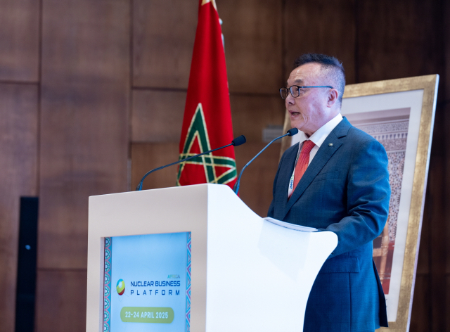 황주호 한수원 사장이 아프리카 모로코 라바트에서 열린 ‘AFNBP 2025’에서 23일(현지시간) 기조연설을 하고 있다. 한수원 제공