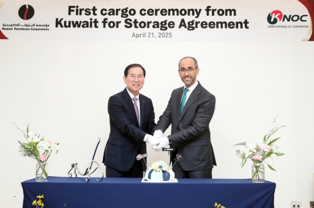 쿠웨이트 국제공동비축 원유 입고 기념행사. (왼쪽부터) 김동섭 한국석유공사 사장, 셰이크 나와프 사우드 알 사바 쿠웨이트국영석유호사(KPC) CEO. 석유공사 제공