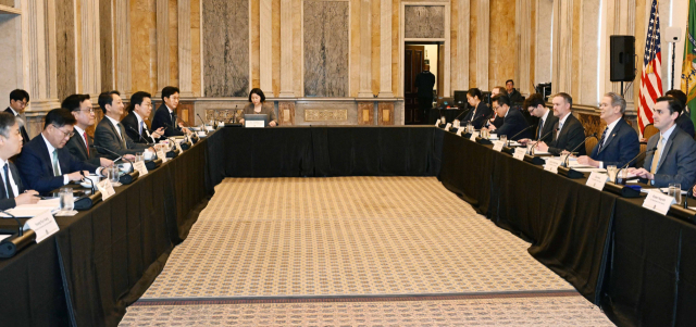 최상목 부총리 겸 기획재정부 장관과 안덕근 산업통상자원부 장관은 24일(현지시간) 오전 8시 미국 워싱턴 DC 재무부 회의실에서 스콧 베센트(Scott Bessent) 미 재무부 장관, 제이미슨 그리어(Jamieson Greer) 미 무역대표부(USTR) 대표를 비롯한 한·미 양국 정부대표단이 참석한 가운데 열린 ‘2+2 통상협의’에 참석해 미국의 관세조치에 따른 협의 방안 등을 논의했다. 산업부 제공