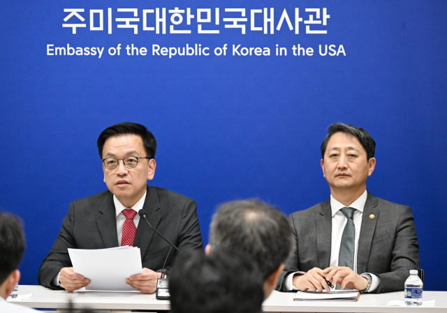 최상목(왼쪽) 부총리 겸 기획재정부 장관이 안덕근 산업통상자원부 장관과 함께 24일(현지시간) 미국 워싱턴DC 주미대사관에서 ‘한·미 2+2 통상협의’ 관련 합동브리핑을 하고 있다. 기재부 제공