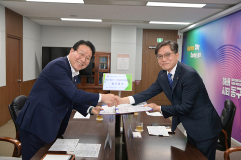 왼쪽부터 김진홍 부산 동구청장, 이창인 신용회복위원회 부산·경남지역본부장