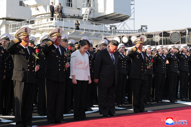북한 김정은 국무위원장이 참석한 가운데 5000t급 신형다목적구축함 '최현호' 진수식이 지난 25일 남포조선소에서 진행됐다고 조선중앙통신이 26일 보도했다. 연합뉴스