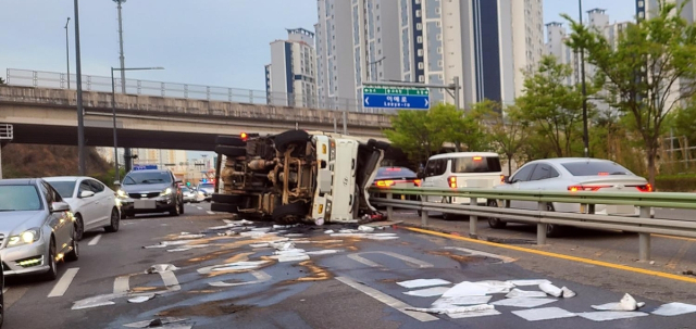 이달 16일 오후 중구 유곡교차로 인근에서 5t 트럭이 옆으로 넘어져 있다. 당시 트럭 운전자가 음주 상태로 차를 몰다가 사고를 낸 것으로 확인됐다. 연합뉴스