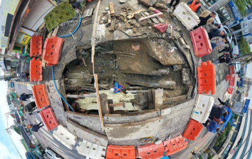 지난 14일 오전 7시께 부산 사상구 감전동 새벽시장 맞은편 도로에서 싱크홀이 발생했다. 사상~하단선 부산도시철도 공사 현장 인근인 이곳에선 하루 전인 지난 13일에도 대형 싱크홀이 발생했다. 김종진 기자 kjj1761@