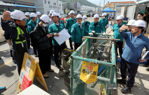 부산시와 부산교통공사, 사상구 등 유관기관이 지난 23일 부산 사상구 도시철도 사상~하단선 공사 현장 인근의 싱크홀 취약지점 합동점검에 나섰다. 이준승 부산시 행정부시장과 유관기관 관계자들이 공사장 인근의 양수시설을 살펴보고 있다. 정종회 기자 jjh@